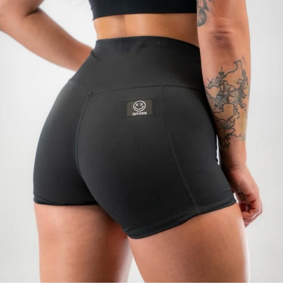 Salty Savage Women's Mid Rise biker training shorts black size: M - Picture 1 of 7